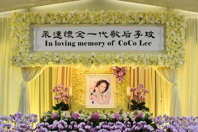 李玟告别会结束，13个粉丝在殡仪馆面前哭喊：请把COCO还给我