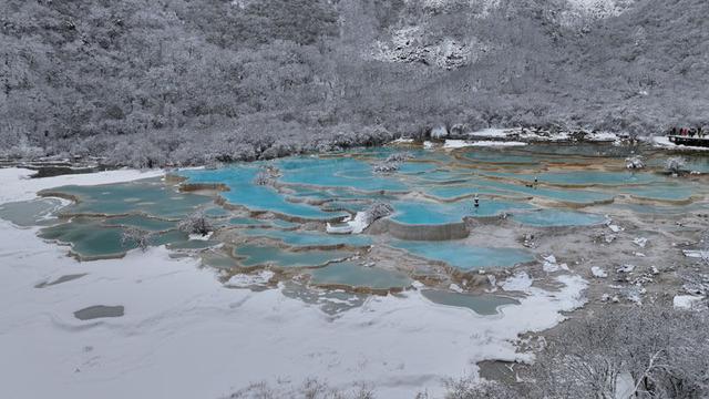 四川黄龙景区迎来“五一”假期高峰