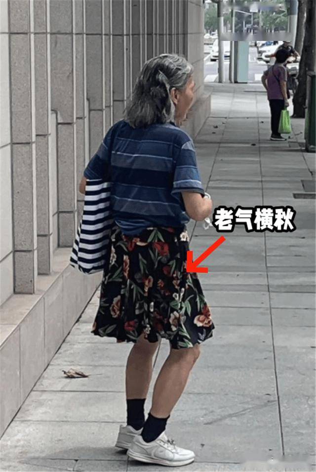 中年女性穿搭显得优雅得体显气质