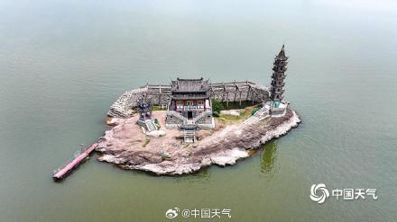 鄱阳湖落星墩隐入湖中