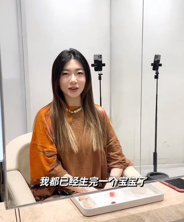 程晓玥漂染新发色，疑似中断对女儿喂养，不如苗苗对孩子的牺牲