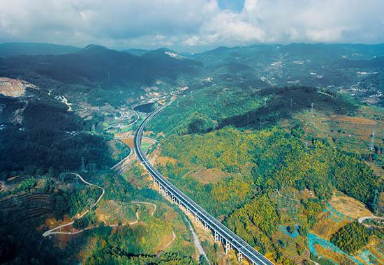 滇西五载追光路 “长隧短打”巧移山