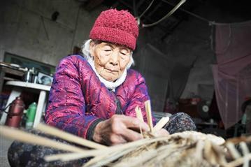 百岁老人长寿的秘诀，遗传因素排最后，排在首位的很多人做不到