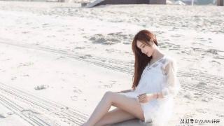 白色蕾丝沙滩裙，夏日必备的时尚单品