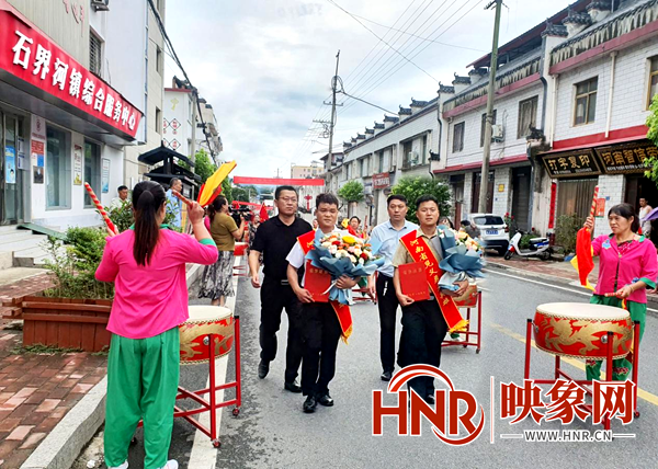 西峡县石界河：鲜花掌声送英雄 浩然正气耀家乡