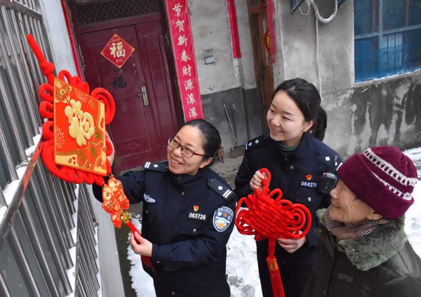 年年有“余”警官 走街串巷访“亲戚”