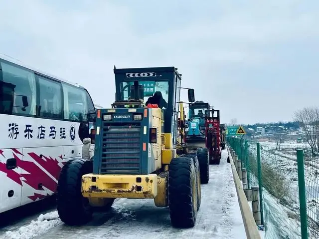 湖北积雪深度最大10厘米，湖北交投集团投入八千余人全力以赴破冰除雪