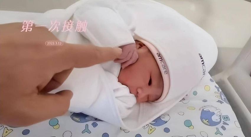 春天生却名叫夏，李亚鹏解释幼女大名，与姐姐李嫣一脉相承好有爱