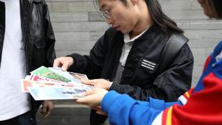 世界读书日北京五中学生绘制书签送陌生人