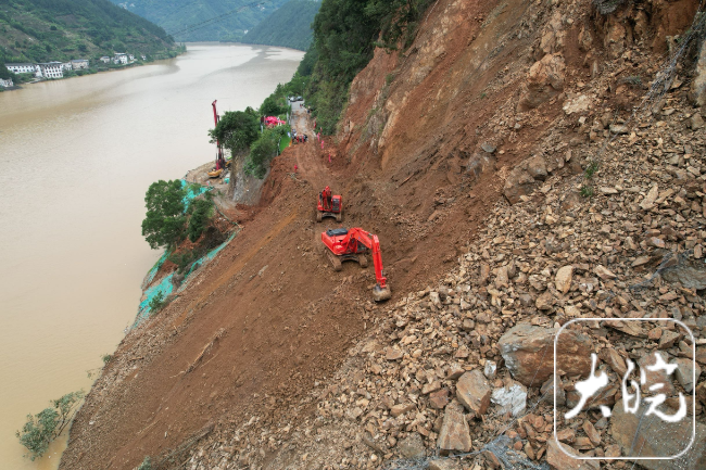 直击歙县防汛救灾｜山体滑坡道路受阻 挖机清理现场打通便道