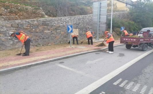 济南市莱芜区茶业口镇：整治道路扬尘 改善镇容环境