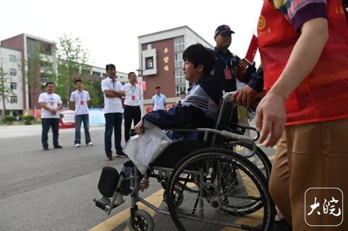 安徽阜南脑瘫高考生程雅琴享有“延时考场”（图）