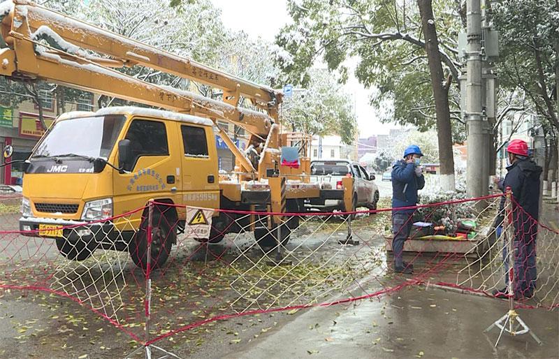 冒雪抢修复电 温暖过冬有保障