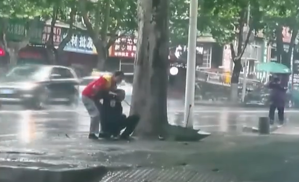 点赞！老人雨天不慎摔倒，过路市民热心扶起