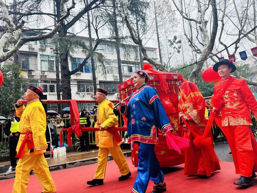 上海杨浦：“元宵行街会”点燃“非遗烟火气”