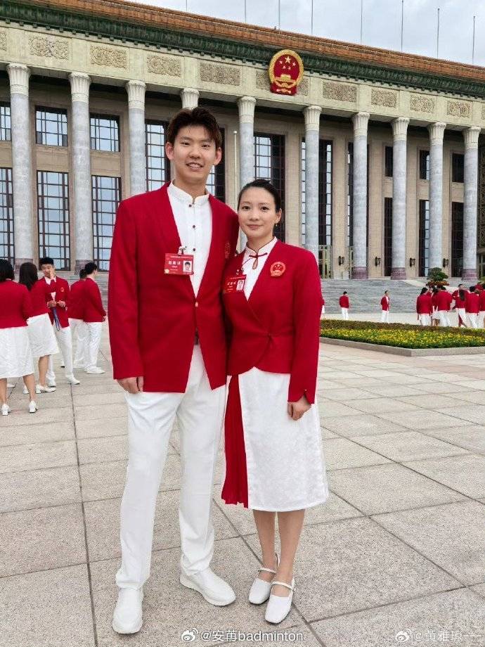 两大美女郑钦文张雨霏同框，黄雅琼汪顺自拍，场外的奥运健儿们柔情又可爱！