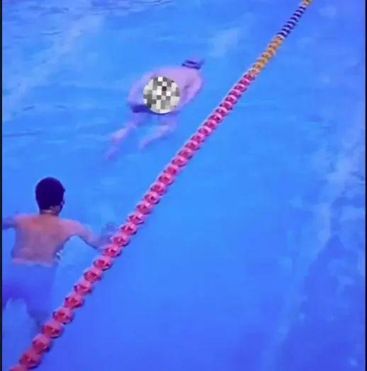 广州一男子游泳池内便溺，赔付8000元，会员卡被强制退款！
