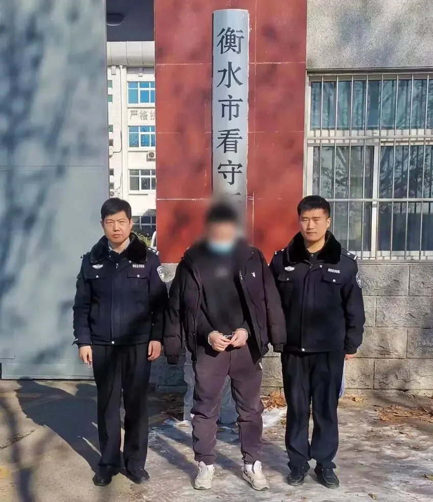 一男子通过拉车门方式盗取车内钱财被刑拘，警方提醒：停车不锁车，小偷开“盲盒”