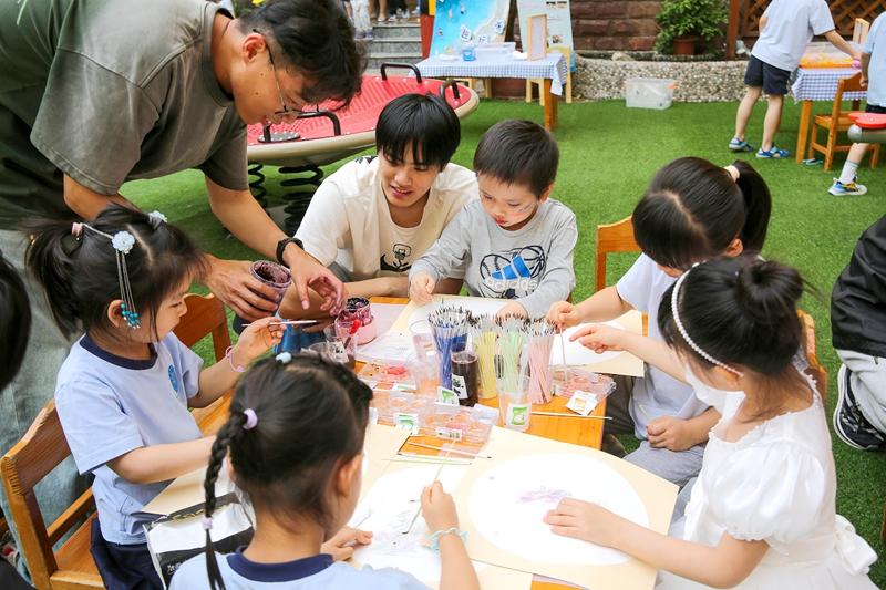 组图：仪式感拉满！小小少年欢度儿童节