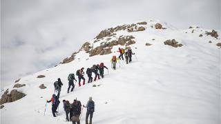 冬季登顶峰 土耳其民众攀登蒙祖尔山脉