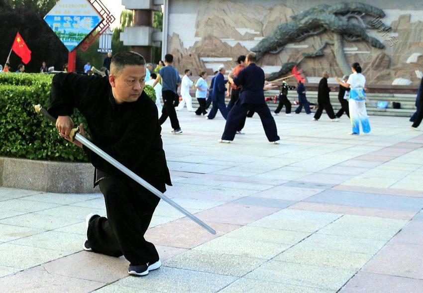 泰安市泰山区武术协会举行“迎国庆”武术演练