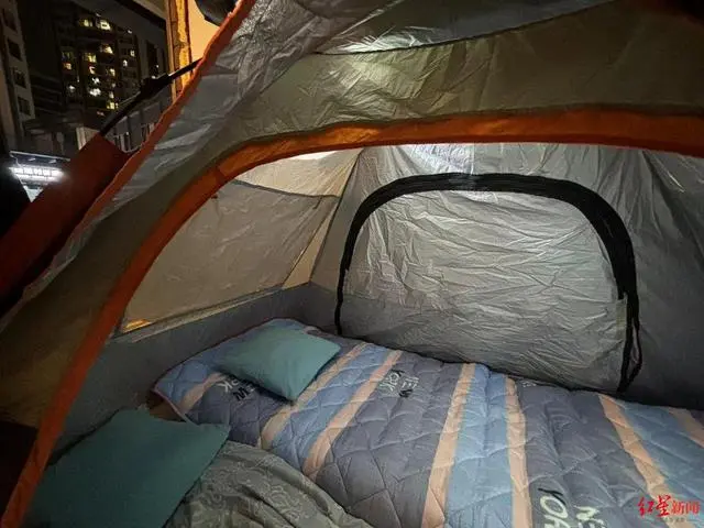 他们为来成都打暑假工的年轻人搭建了一座免费“帐篷青旅”