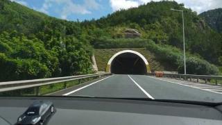 为什么老司机开车进入隧道后要走左侧车道？