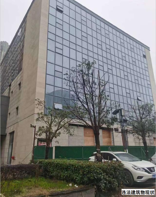 湖北一小区门口违建越建越高，群众举报各执法部门互“踢皮球”