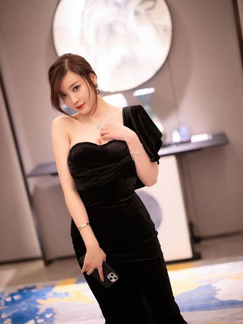 黑色连衣裙与黑色手提包的组合，既展现了女性的优雅与自信