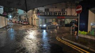 谭咏麟遭遇香港暴雨困境，电动车熄火被困，消防员及时救援