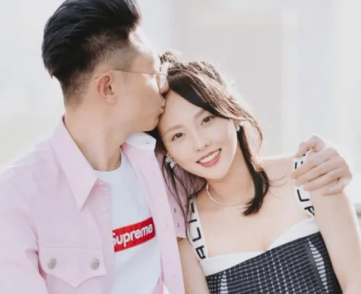 张嘉倪带俩儿子出道拍封面，获抚养权后回击婆婆，买超举动露端倪