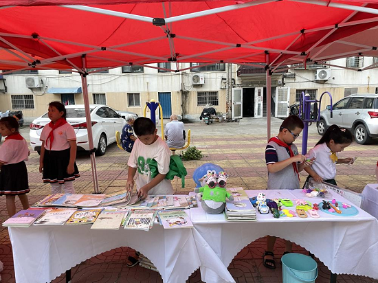 临沂幸福花城社区微光少年先锋志愿服务队为灾区开展爱心义卖募捐活动