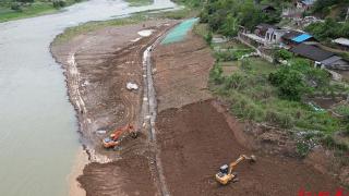 保靖县碗米坡镇组织村民修建河堤