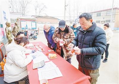 村民喜领土地流转租金