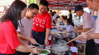 秋天的第一碗炒饭来啦！扬州大学开学报到，从“见面米”和“撸兔”开始