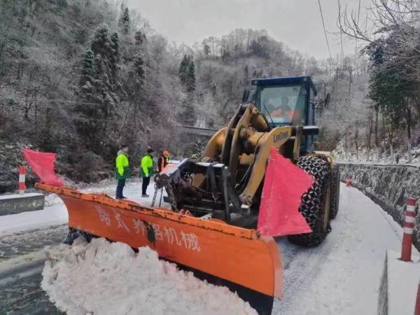 十堰各部门积极行动 融雪除冰保畅通