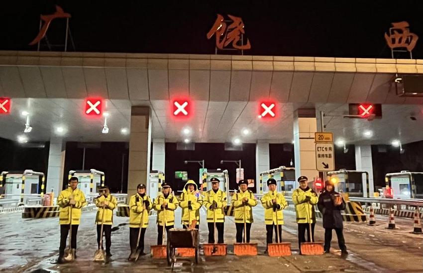 山东高速广饶西收费站：除雪保畅，确保道路交通安全