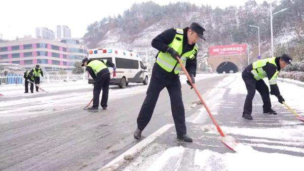 十堰各部门积极行动 融雪除冰保畅通