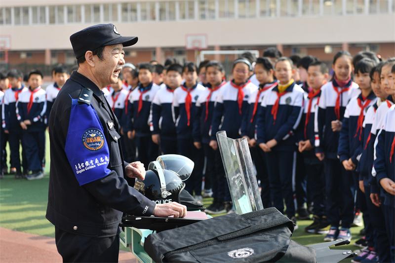 山东青岛：护航开学季，平安“警”相随