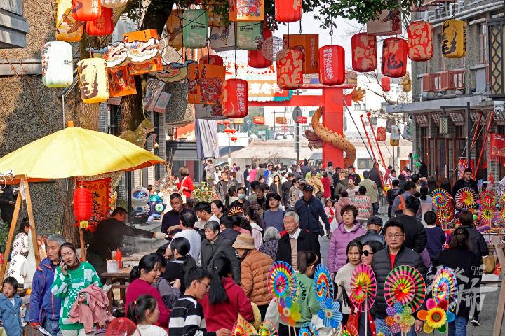 苕溪舞龙、南山舞狮、石濑花灯、余杭纸伞、窑山古窑、塘埠彩带......瓶窑国潮民俗踩街闹春好意头