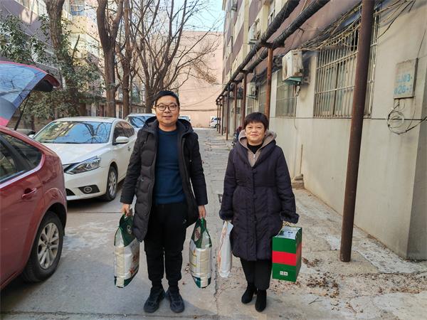 郑州市管城区五里堡小学开展走访慰问退休老教师活动