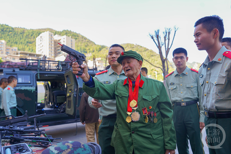 跨越时空的相聚，银幕中的老兵们来到了官兵身边