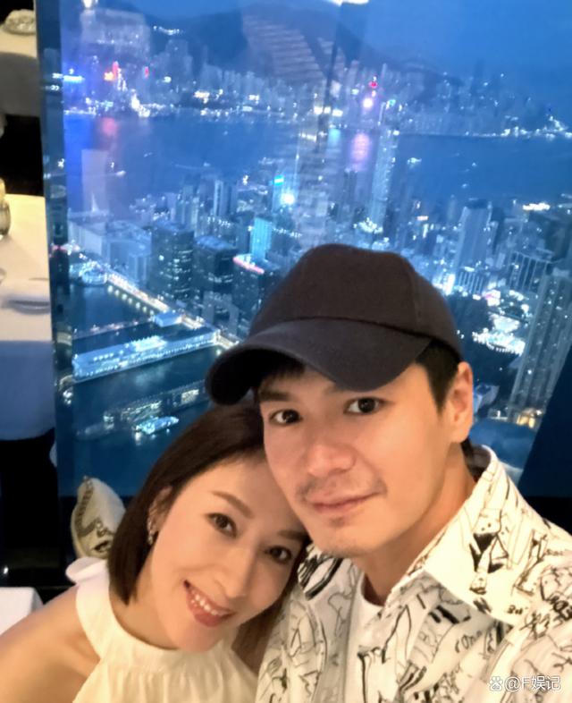 罗仲谦杨怡带一对子女去主题乐园游玩 一家四口拍各种温馨全家福