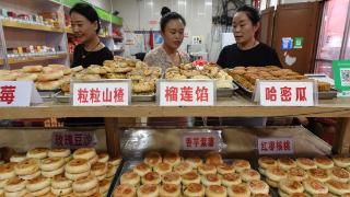 中秋佳节来临，特制水果汁月饼美味自然受顾客青睐