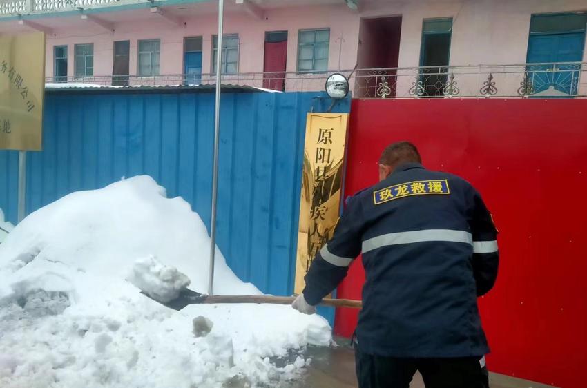 寒流“豫”上暖流 河南志愿者化身雪地出行“安全员”