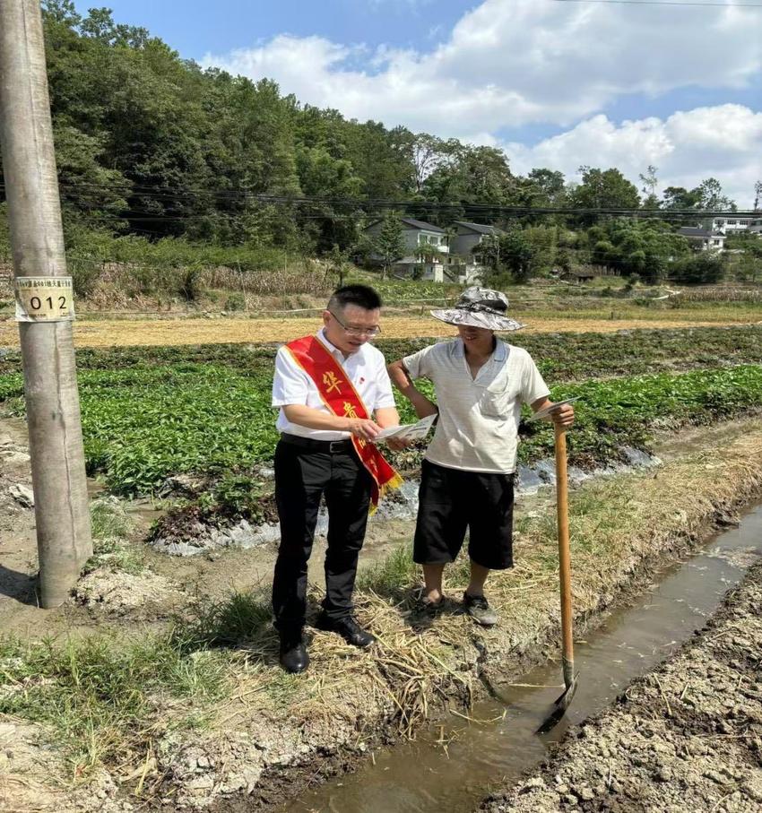 华贵保险遵义中支：金融知识进乡村，赶集会上传金融