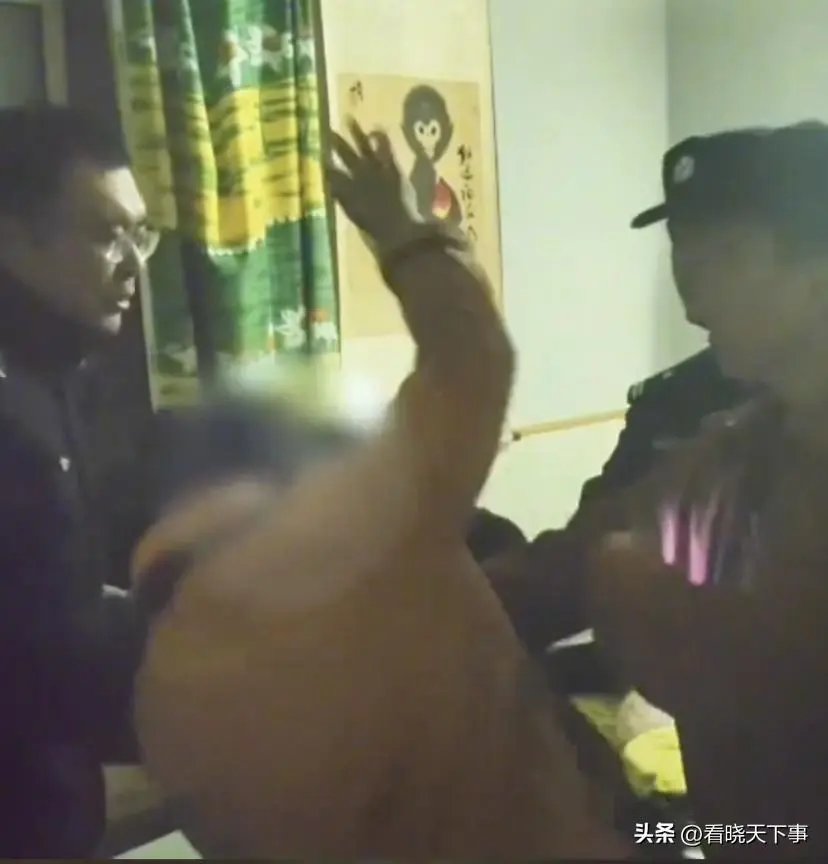 男子在女厕所偷窥被抓，母亲情绪崩溃边打边骂，信息量很大！