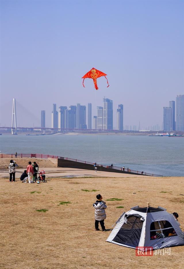 忙趁东风放纸鸢，武汉洪山江滩周末成风筝海洋