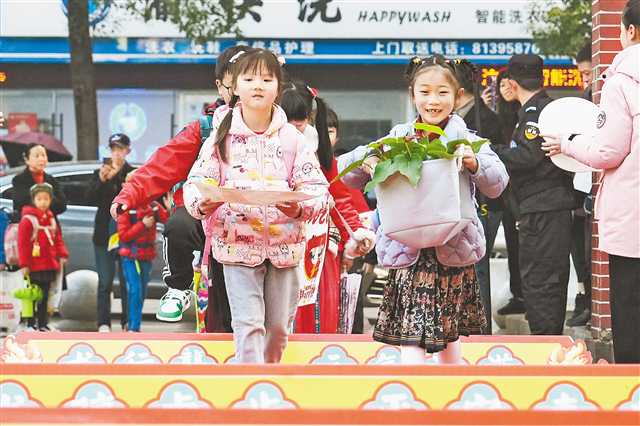 开学了！重庆市中小学生返校报到