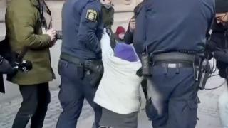 封锁议会入口 瑞典环保少女被警方拖行按倒带走